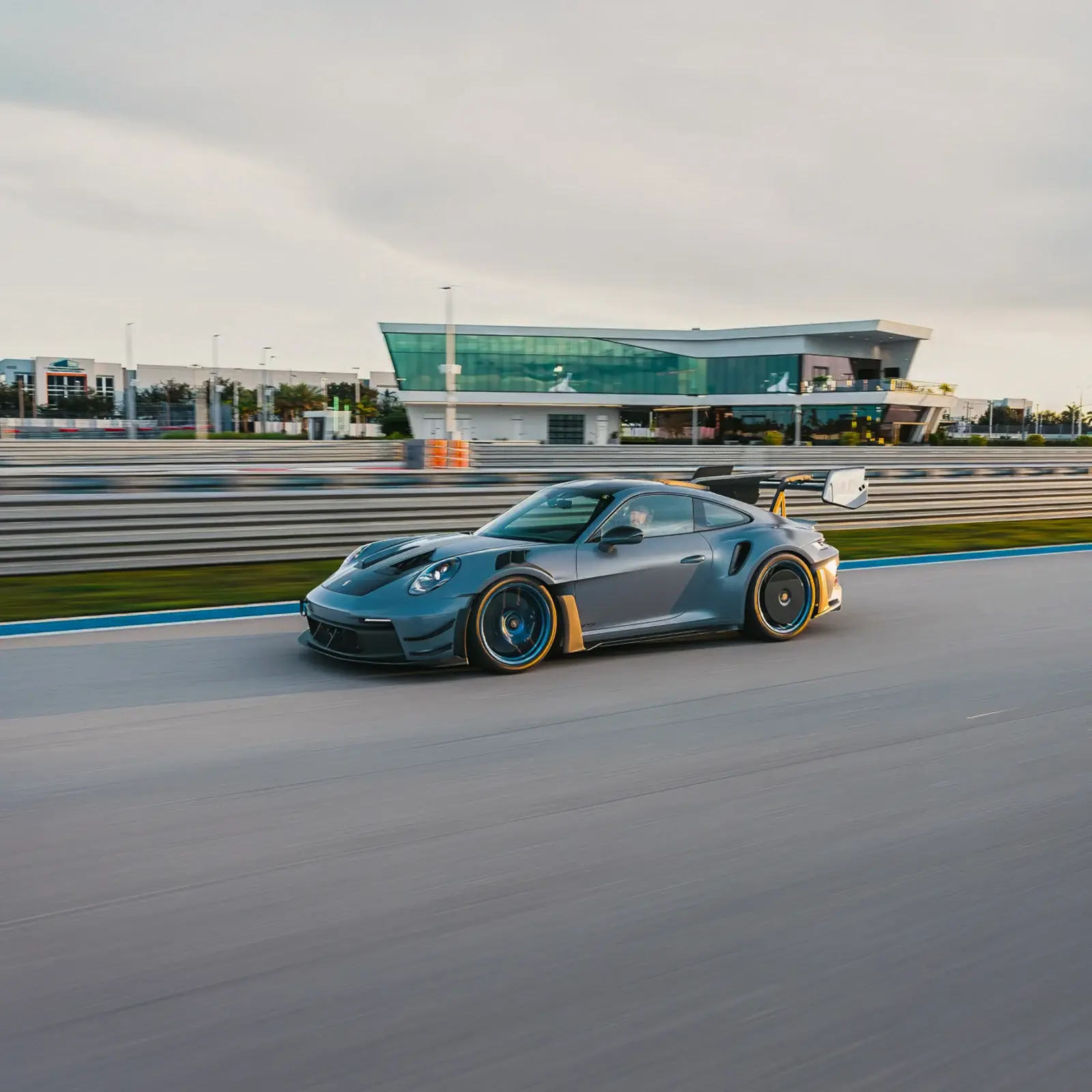 Porsche 992 GT3 RS Manthey